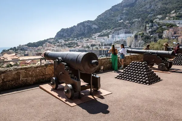 Monako 'da top ve top mermileriyle Monako' daki eski tarihi kaleler.
