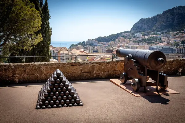 Monako 'da top ve top mermileriyle Monako' daki eski tarihi kaleler.