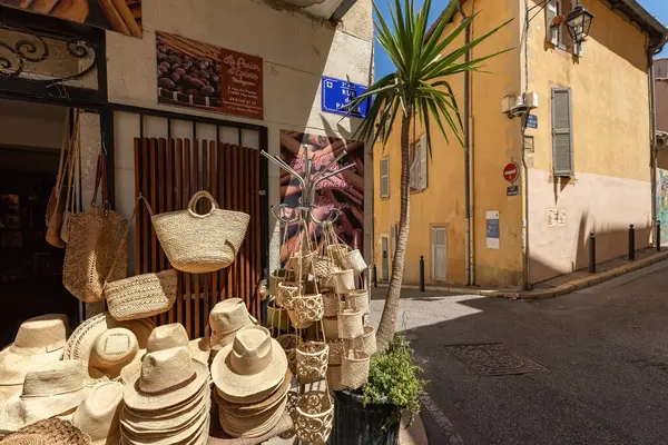 Marsilya 'nın Le Panier bölgesinde şapka ve çanta gibi hasır ürünler satan bir hediyelik eşya dükkanı.