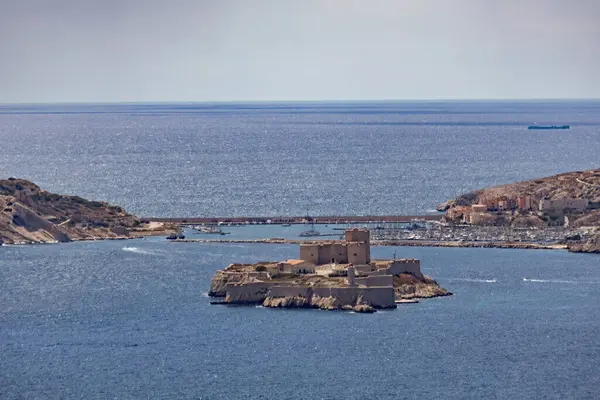 Marsilya yakınlarındaki Akdeniz kıyısındaki Frioul takımadasının en küçük adası olan if adasındaki şato.