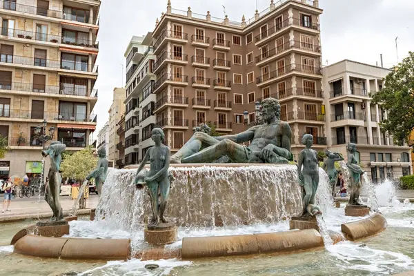 Turia Çeşmesi Valensiya İspanya 'da heykellerle dolu tarihi çeşme