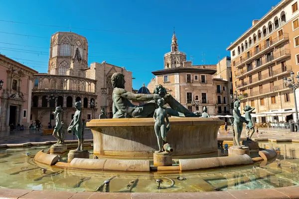 Turia Çeşmesi Valensiya İspanya 'da heykellerle dolu tarihi çeşme