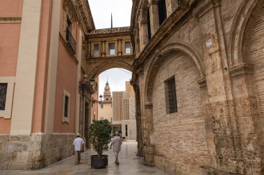 Valencia Katedrali ve İspanya 'nın tarihi merkezi Valencia' daki Terkedilmiş Hanımefendimizin Kraliyet Bazilikası 'nı bağlayan kemer yolu.