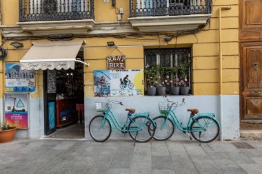 Valencia İspanya 'daki bisiklet kiralama ve geleneksel ev.