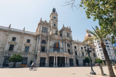 Valencia Belediye Binası neoklasik cephe ve saat kulesiyle kalabalık belediye binası meydanında, Valencia, İspanya