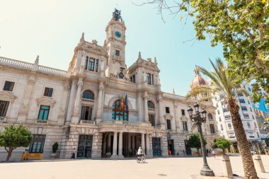Valencia Belediye Binası neoklasik cephe ve saat kulesiyle kalabalık belediye binası meydanında, Valencia, İspanya