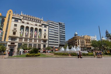 Valencia İspanya 'nın önündeki meydandaki çeşmeli Mercantil binası.