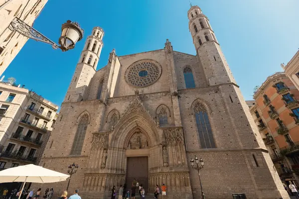 Santa Maria del Mar Bazilikası, Barcelona 'nın Ribera bölgesinin göbeğindeki çarpıcı bir Katalan Gotik kilisesi.