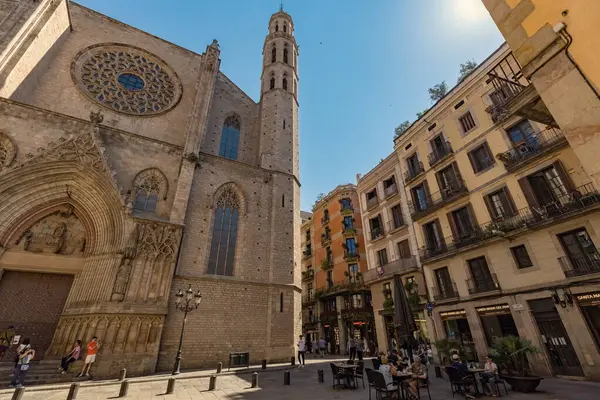 Santa Maria del Mar Bazilikası, Barcelona 'nın Ribera bölgesinin göbeğindeki çarpıcı bir Katalan Gotik kilisesi.