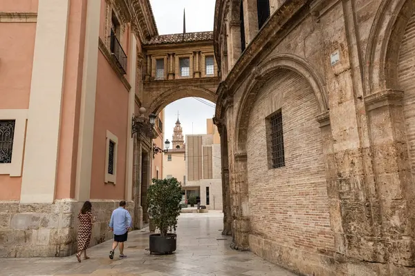 Valencia Katedrali ve İspanya 'nın tarihi merkezi Valencia' daki Terkedilmiş Hanımefendimizin Kraliyet Bazilikası 'nı bağlayan kemer yolu.