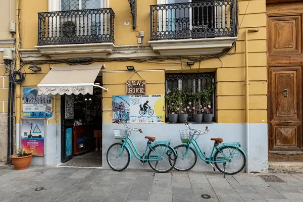 Valencia İspanya 'daki bisiklet kiralama ve geleneksel ev.