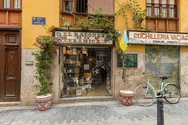 Valencia İspanya 'daki bisiklet kiralama ve geleneksel ev.