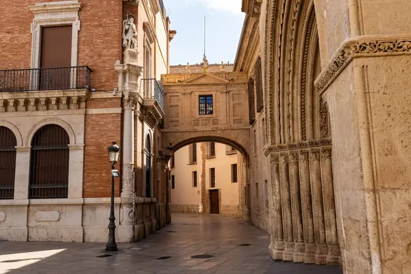 Valencia Katedrali ve İspanya 'nın tarihi merkezi Valencia' daki Terkedilmiş Hanımefendimizin Kraliyet Bazilikası 'nı bağlayan kemer yolu.