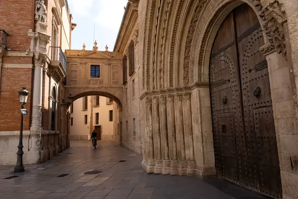 Valencia Katedrali ve İspanya 'nın tarihi merkezi Valencia' daki Terkedilmiş Hanımefendimizin Kraliyet Bazilikası 'nı bağlayan kemer yolu.