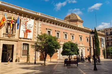 La Nau, Valencia 'daki eski Universidad Literaria' nın eski binasıdır ve günümüzde Valencia Üniversitesi 'nin en küçük binalarından biridir.
