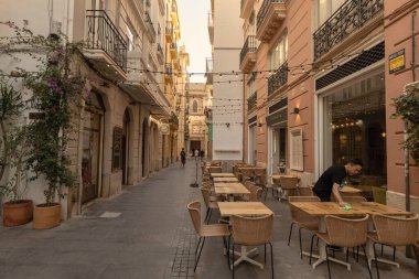 Valencia İspanya 'nın eski bir kasabasında açık bir kafe.