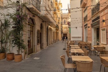 Valencia İspanya 'nın eski bir kasabasında açık bir kafe.