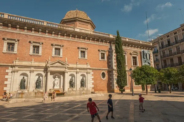 La Nau, Valencia 'daki eski Universidad Literaria' nın eski binasıdır ve günümüzde Valencia Üniversitesi 'nin en küçük binalarından biridir.