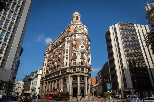 Valencia Bankası İspanya toplu taşımacılığı ile sokak manzarası inşa ediyor