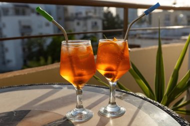 Masada şehir manzaralı iki Aperol Spritz kokteyli.