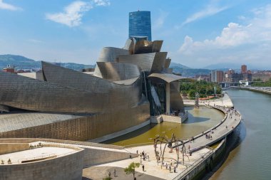 BILBAO, SPAIN - 3 Temmuz 2024: İspanya Köprüsü 'nden Guggenheim Bilbao Müzesi' nin havadan görünüşü