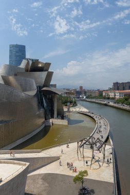 BILBAO, SPAIN - 3 Temmuz 2024: İspanya Köprüsü 'nden Guggenheim Bilbao Müzesi' nin havadan görünüşü