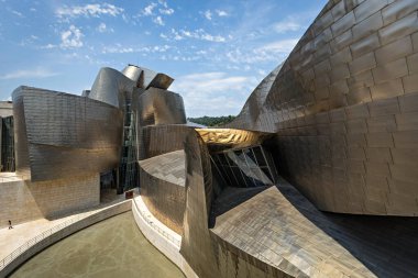 BILBAO, SPAIN - 3 Temmuz 2024: İspanya Köprüsü 'nden Guggenheim Bilbao Müzesi' nin havadan görünüşü