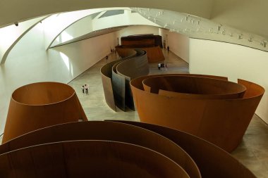 BILBAO, SPAIN - 3 Temmuz 2024: Guggenheim Müzesi Bilbao İspanya 'da Richard Serra' nın heykelleri