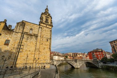 Iglesia de San Anton 'un akşam manzarası, Bilbao İspanya' daki Katolik kilisesi