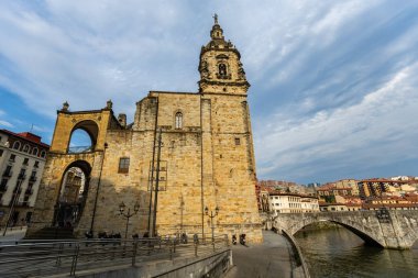 Iglesia de San Anton 'un akşam manzarası, Bilbao İspanya' daki Katolik kilisesi