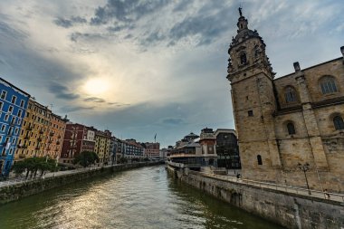 Iglesia de San Anton 'un akşam manzarası, Bilbao İspanya' daki Katolik kilisesi