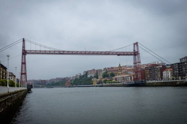 BILBAO, İspanya - 20 Temmuz 2024: İspanya 'nın Biscay ilindeki Portekiz ve Las Arenas kasabalarını birbirine bağlayan Vizcaya Köprüsü