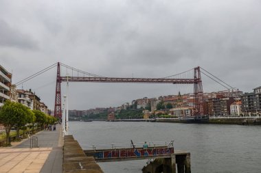BILBAO, İspanya - 20 Temmuz 2024: İspanya 'nın Biscay ilindeki Portekiz ve Las Arenas kasabalarını birbirine bağlayan Vizcaya Köprüsü