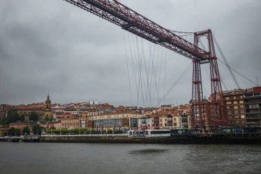 BILBAO, İspanya - 20 Temmuz 2024: İspanya 'nın Biscay ilindeki Portekiz ve Las Arenas kasabalarını birbirine bağlayan Vizcaya Köprüsü