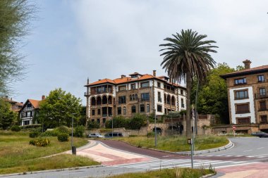 BILBAO, SPAIN - 20 Temmuz 2024 İspanya 'nın Biscay eyaletinin Bilbao şehrindeki Getxo tepesinde lüks villa