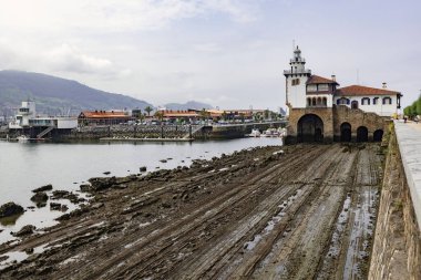 BILBAO, İspanya - 15 Temmuz 2024: Arriluze Deniz Feneri ve Sahil Güvenlik İstasyonu, Getxo, Bilbao Şehri, İspanya