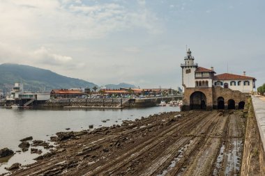  BILBAO, İspanya - 20 Temmuz 2024: Arriluze Deniz Feneri ve Sahil Güvenlik İstasyonu, Getxo, Bilbao Şehri, İspanya