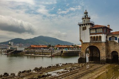 BILBAO, İspanya - 20 Temmuz 2024: Arriluze Deniz Feneri ve Sahil Güvenlik İstasyonu, Getxo, Bilbao Şehri, İspanya