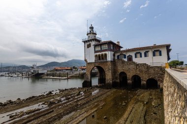 BILBAO, İspanya - 15 Temmuz 2024: Arriluze Deniz Feneri ve Sahil Güvenlik İstasyonu, Getxo, Bilbao Şehri, İspanya