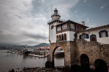BILBAO, İspanya - 20 Temmuz 2024: Arriluze Deniz Feneri ve Sahil Güvenlik İstasyonu, Getxo, Bilbao Şehri, İspanya