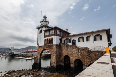 BILBAO, İspanya - 20 Temmuz 2024: Arriluze Deniz Feneri ve Sahil Güvenlik İstasyonu, Getxo, Bilbao Şehri, İspanya