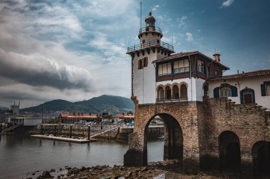 BILBAO, İspanya - 20 Temmuz 2024: Arriluze Deniz Feneri ve Sahil Güvenlik İstasyonu, Getxo, Bilbao Şehri, İspanya
