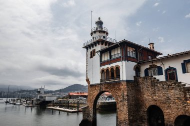 BILBAO, İspanya - 20 Temmuz 2024: Arriluze Deniz Feneri ve Sahil Güvenlik İstasyonu, Getxo, Bilbao Şehri, İspanya