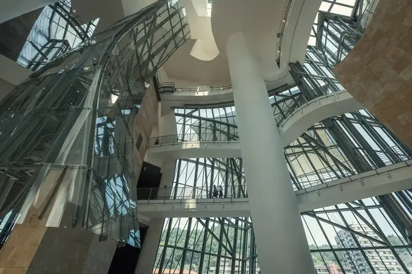 BILBAO, SPAIN - 3 Temmuz 2024: Bilbao İspanya 'daki Guggenheim Müzesi' nin iç mekanı