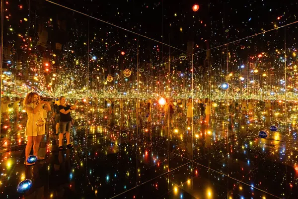 BILBAO, SPAIN - 3 Temmuz 2024: Guggenheim Müzesi Bilbao İspanya 'nın sonsuz ayna odasındaki ziyaretçiler