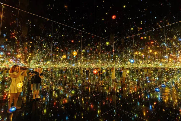 BILBAO, SPAIN - 3 Temmuz 2024: Guggenheim Müzesi Bilbao İspanya 'nın sonsuz ayna odasındaki ziyaretçiler