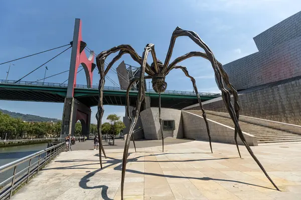 BILBAO, SPAIN - 3 Temmuz 2024: Bilbao İspanya 'daki Guggenheim Müzesi yakınlarındaki Elizabeth Bourgeois' in Örümcek Heykeli