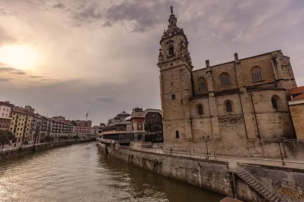 Iglesia de San Anton 'un akşam manzarası, Bilbao İspanya' daki Katolik kilisesi