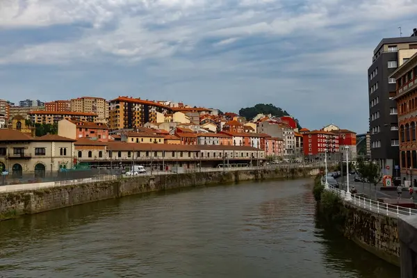 BILBAO, İspanya - 20 Temmuz 2024: İspanya 'nın kuzeyindeki Bilbao kentindeki Nervion Nehri