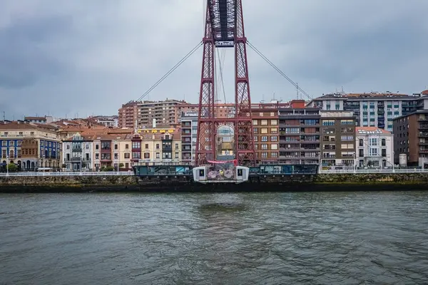 BILBAO, İspanya - 20 Temmuz 2024: İspanya 'nın Biscay ilindeki Portekiz ve Las Arenas kasabalarını birbirine bağlayan Vizcaya Köprüsü